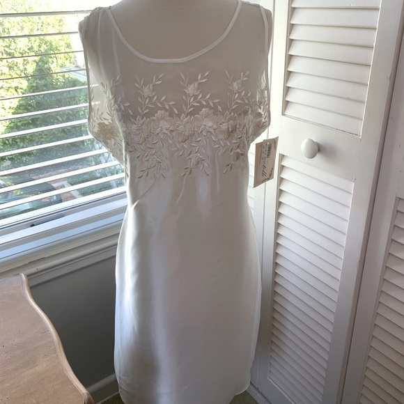 Dantelle Other - Dentelle   vintage nighty size L white.